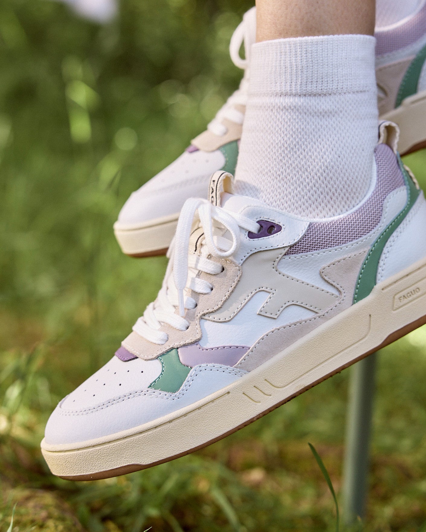 faguo-dahlia-baskets-femme-blanc-et-violet-cuir image 3