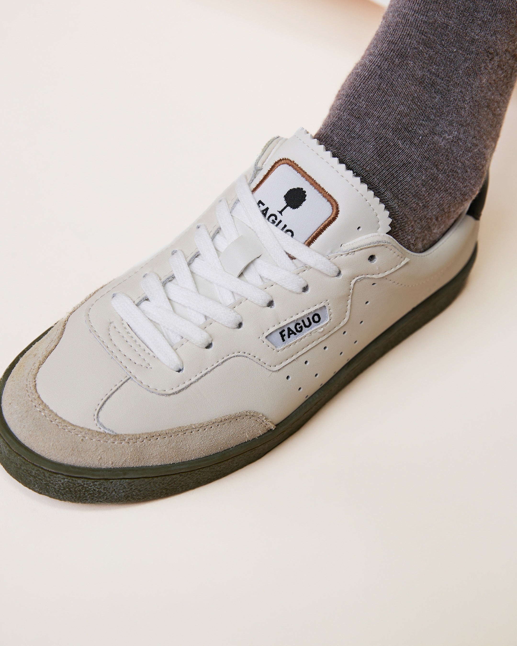 faguo-lumbo-baskets-cuir-cru-et-kaki-femme image 3
