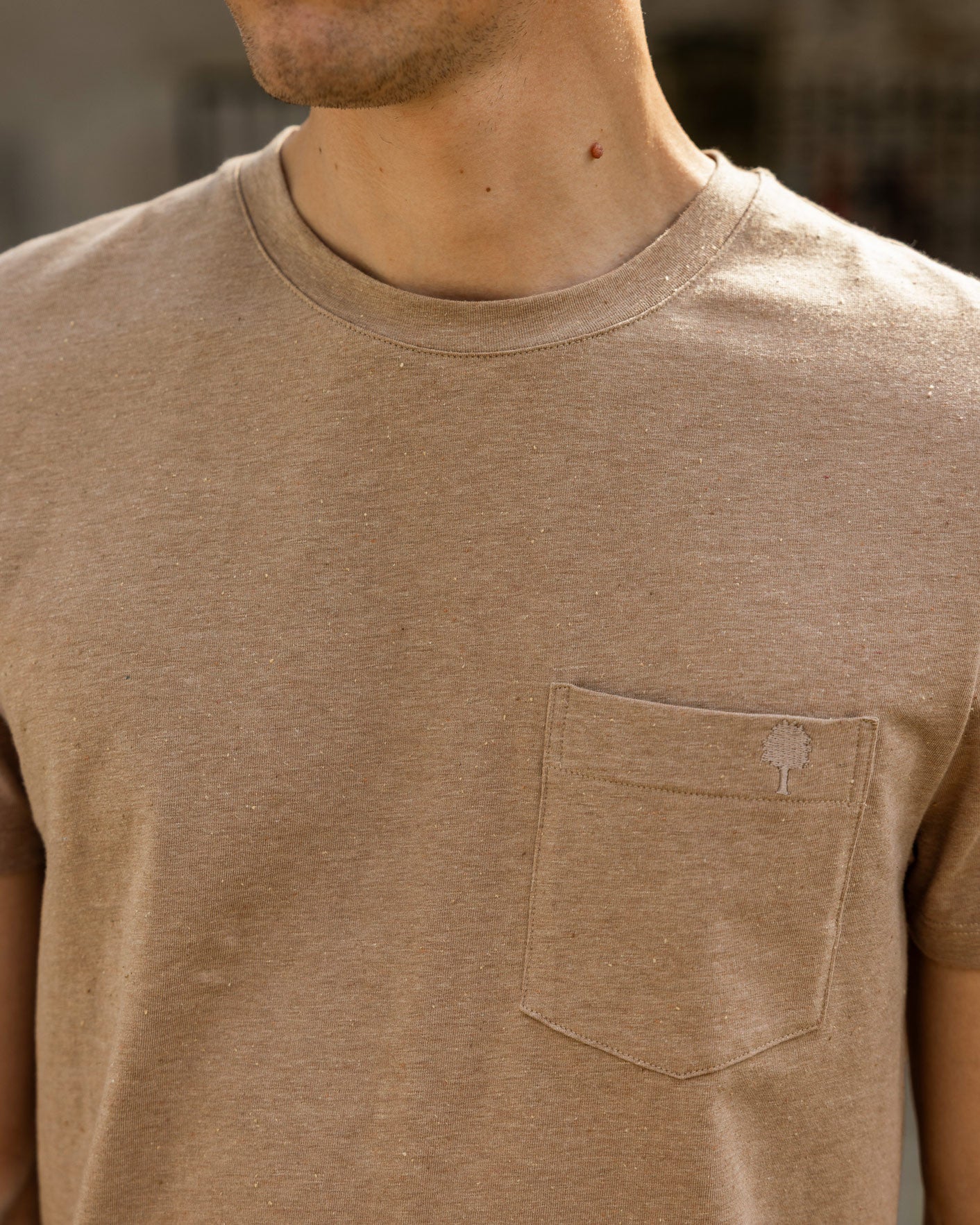 faguo-olonne-t-shirt-taupe-poche-coton image 5