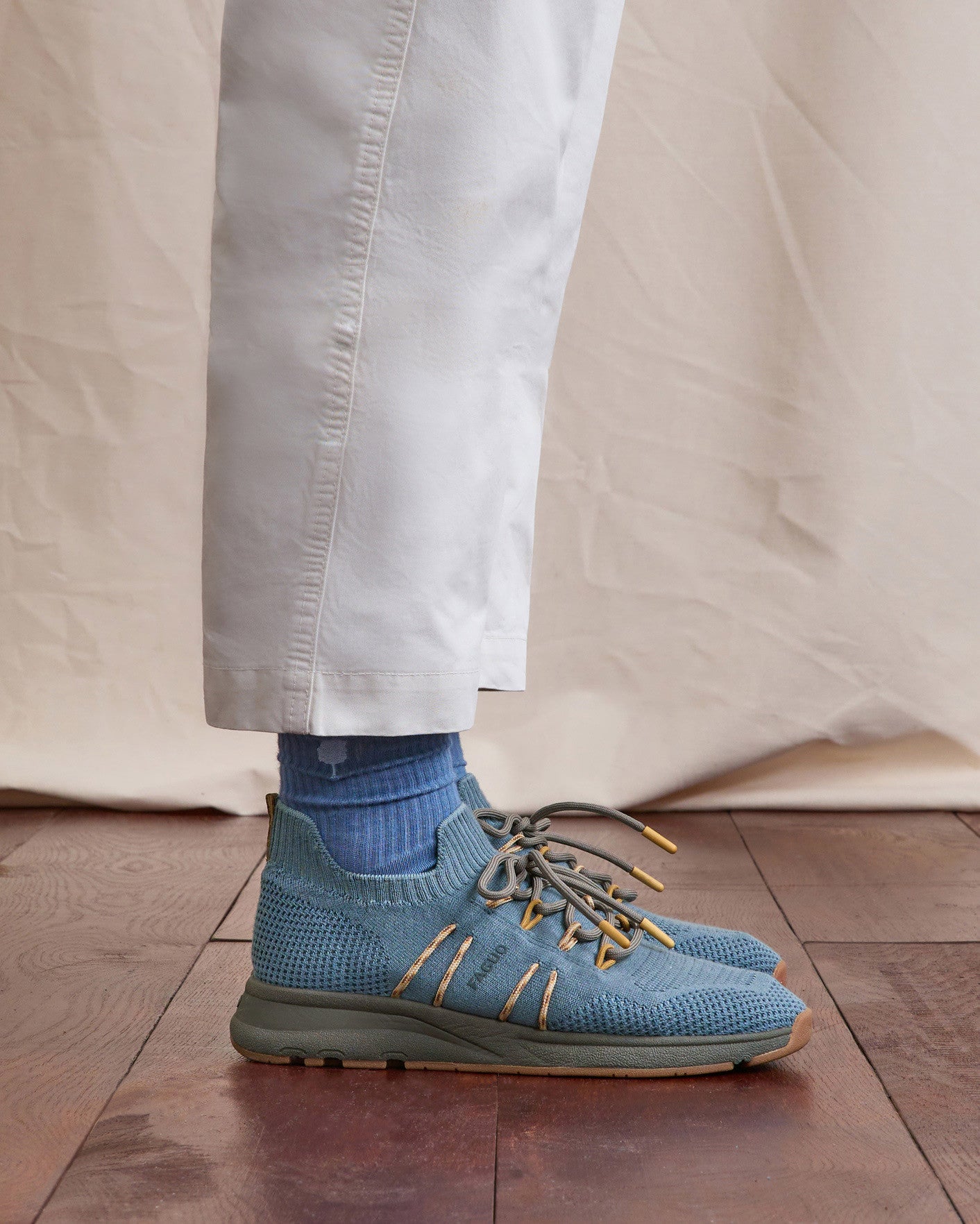 faguo-heartwood-baskets-bleu-gris-tencel-homme-running image 2