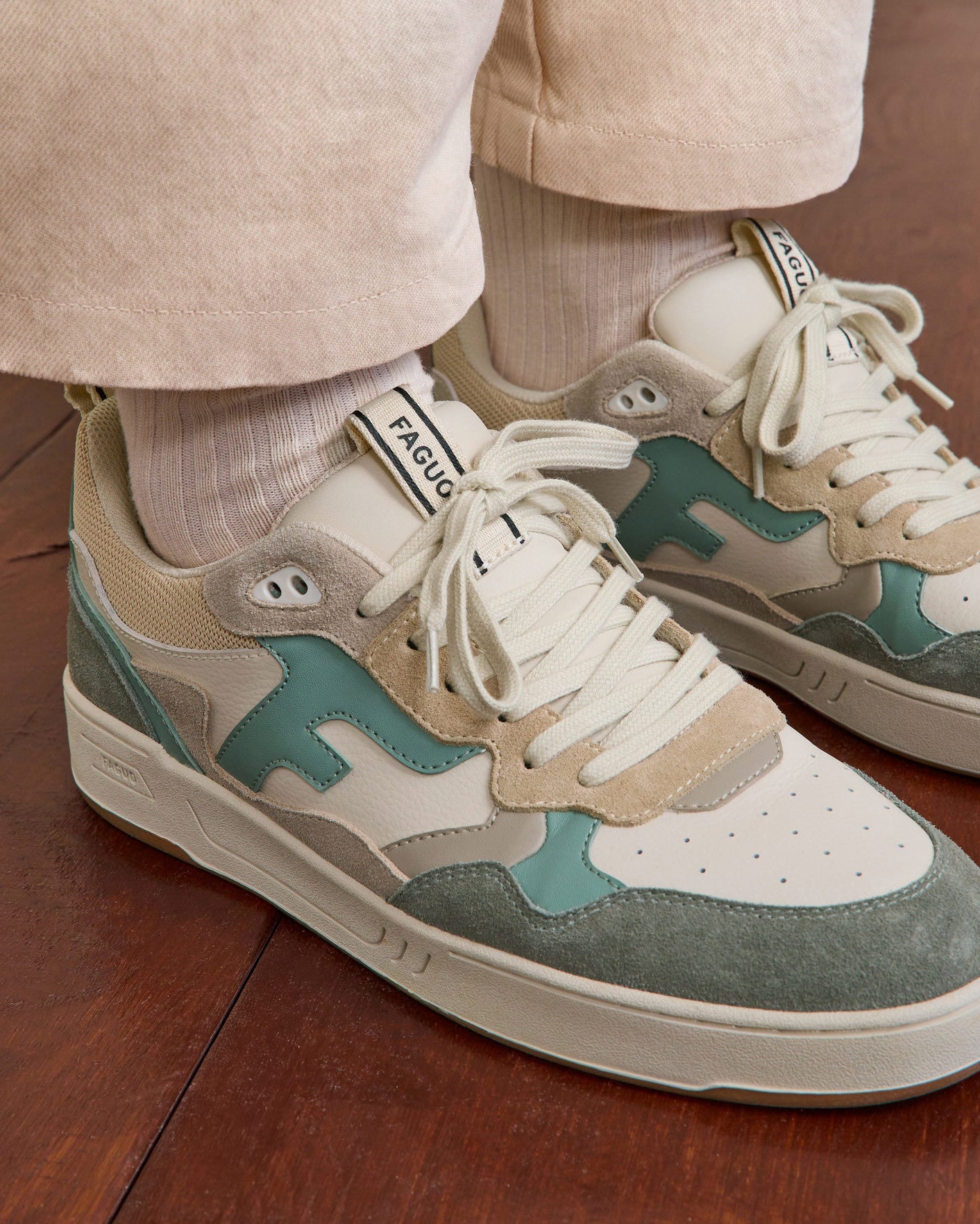 faguo-dahlia-baskets-cuir-homme-beige-et-bleu image 2