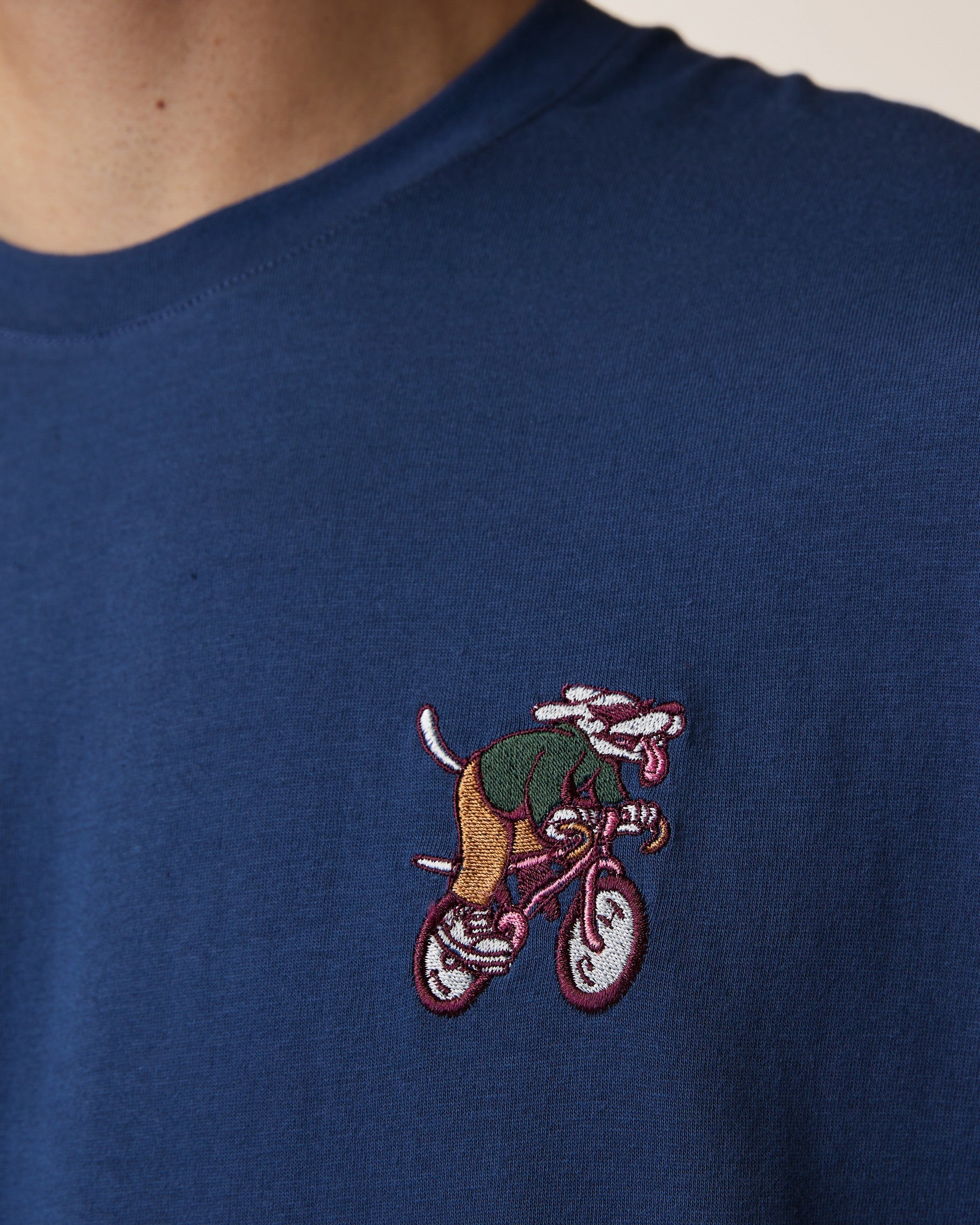 faguo-arcy-t-shirt-brod-bleu-en-coton-recycl-v-lo-et-chien image 7