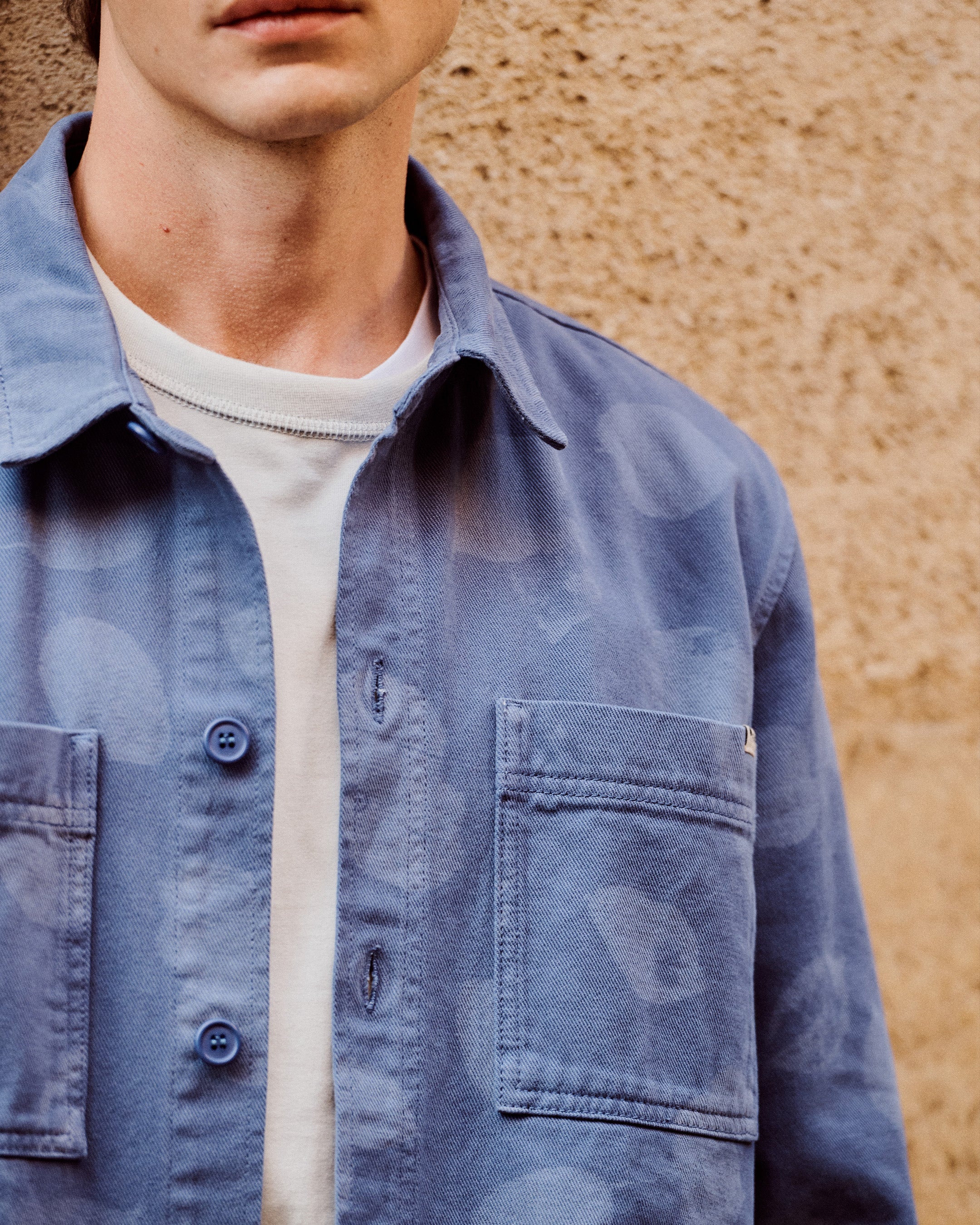 faguo-clemont-surchemise-bleue-cru-motif-feuilles image 3