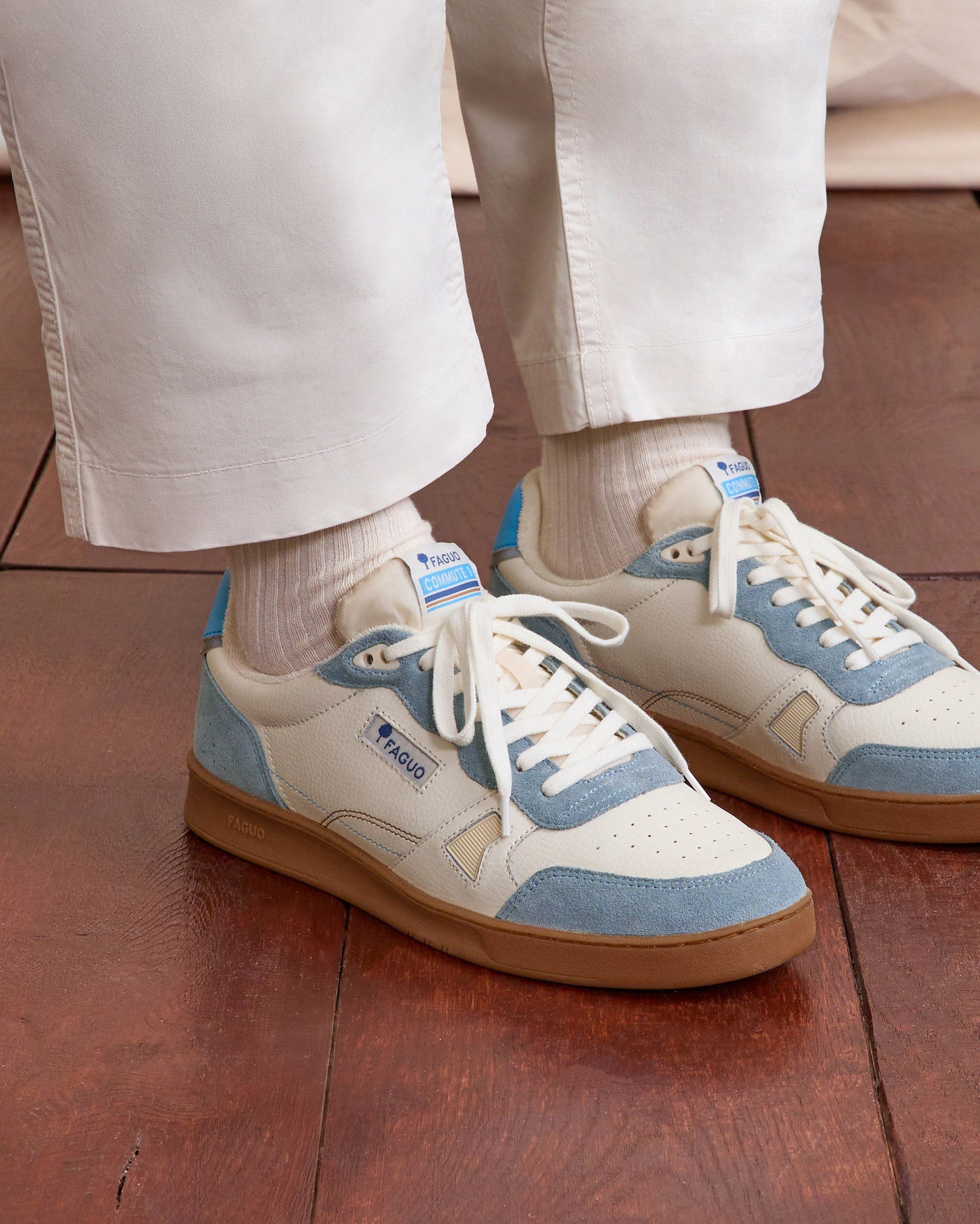faguo-commute-1-baskets-blanc-et-bleu-cuir-v-lo-urbain image 3