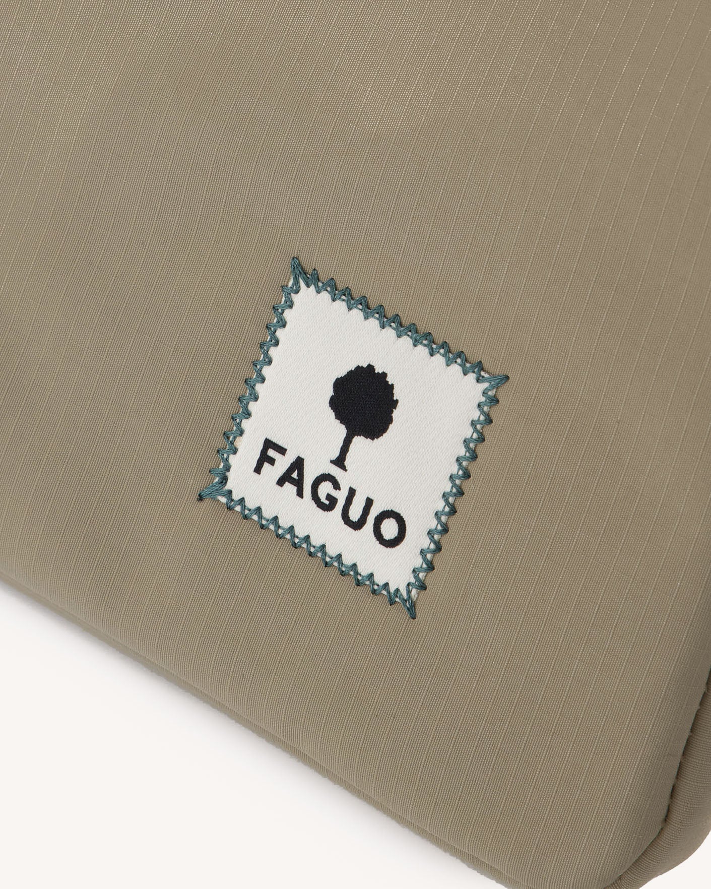 faguo-sleeve-housse-ordinateur-13-pouces-beige-clair image 2