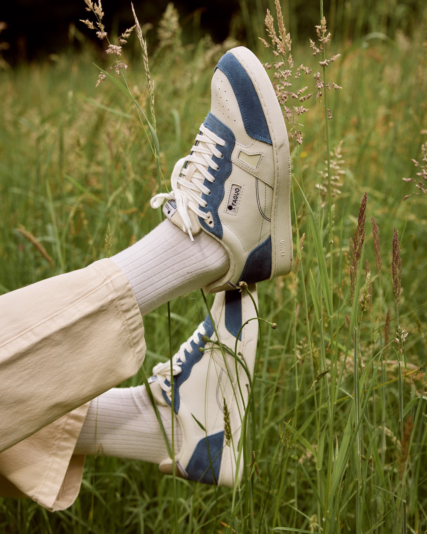 faguo-commute-1-baskets-cuir-blanc-et-bleu image 3