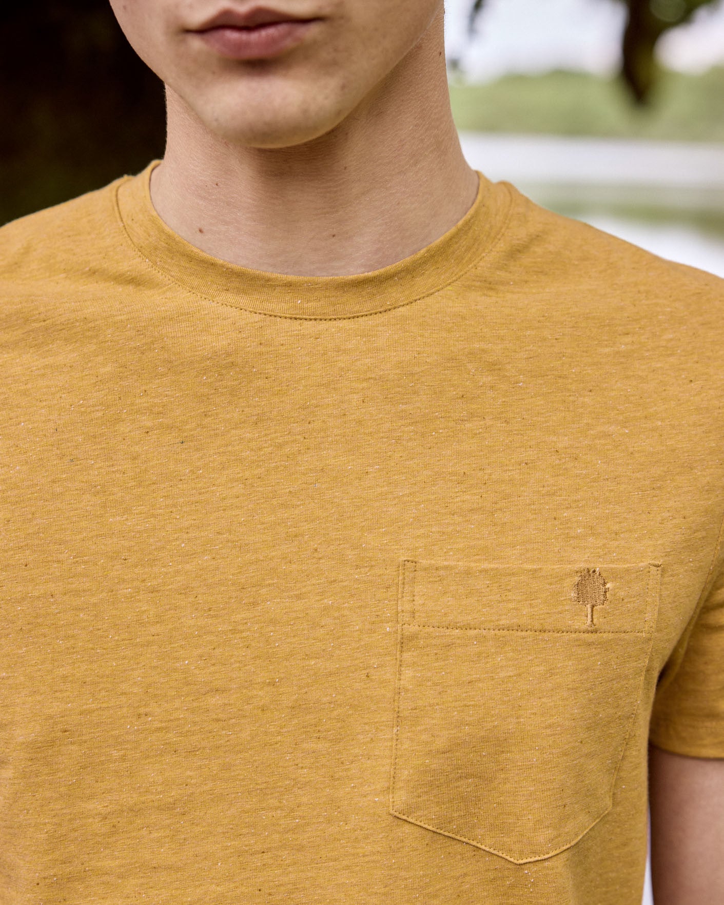 faguo-olonne-t-shirt-ocre-coton-poche image 5