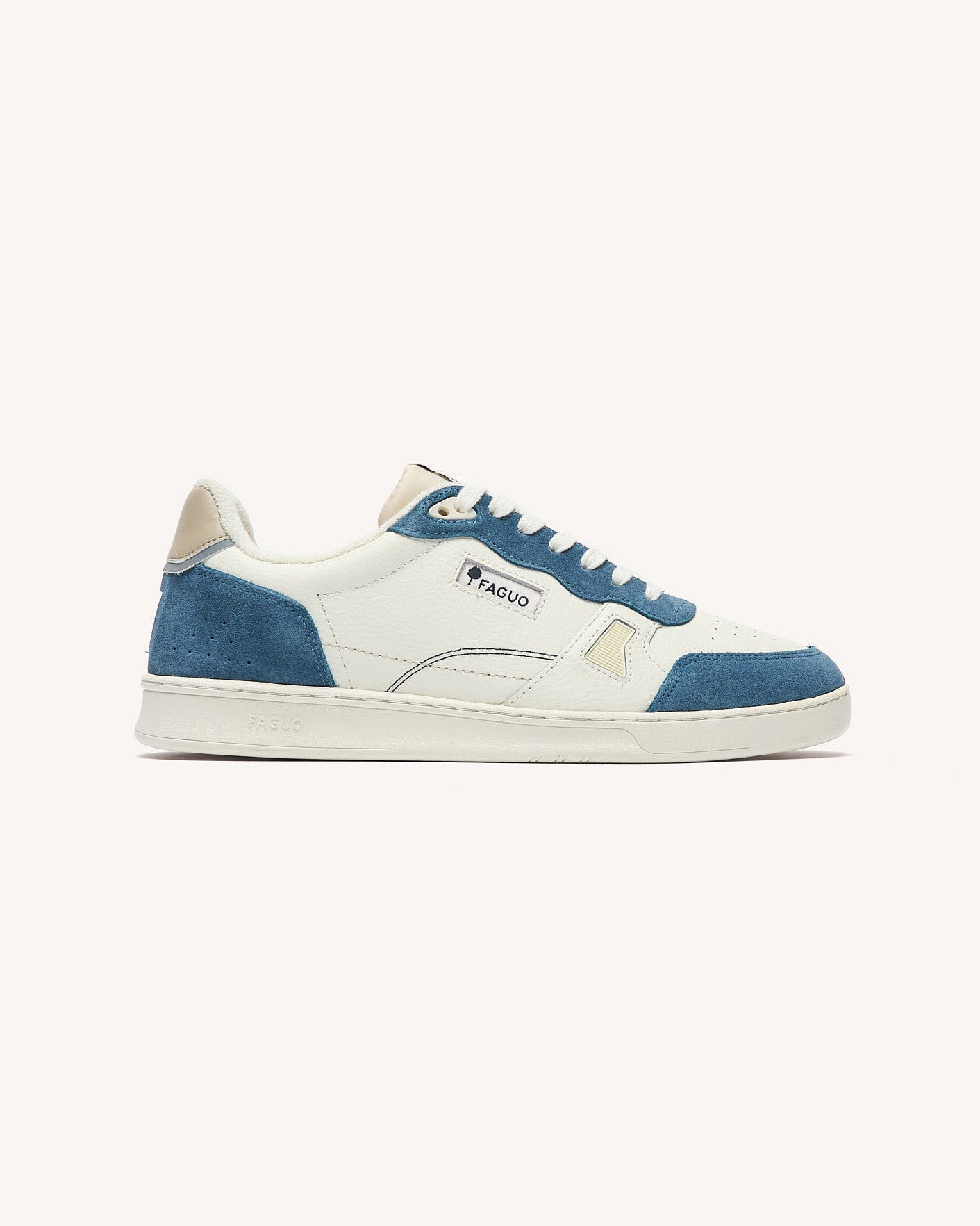 faguo-commute-1-baskets-cuir-blanc-et-bleu image 1