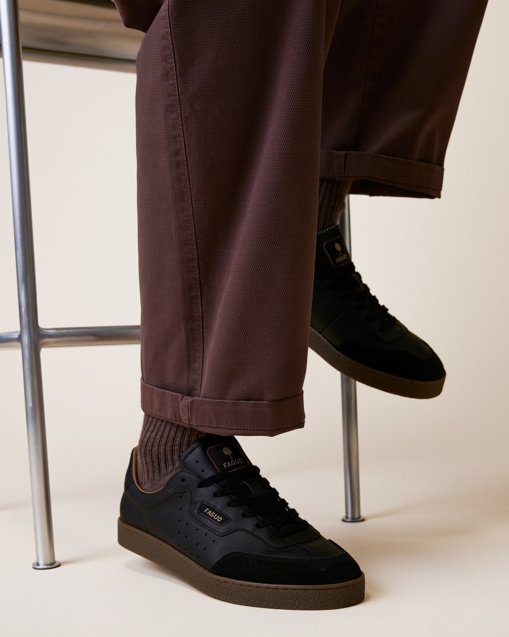 faguo-lumbo-baskets-cuir-et-su-de-noires image 2