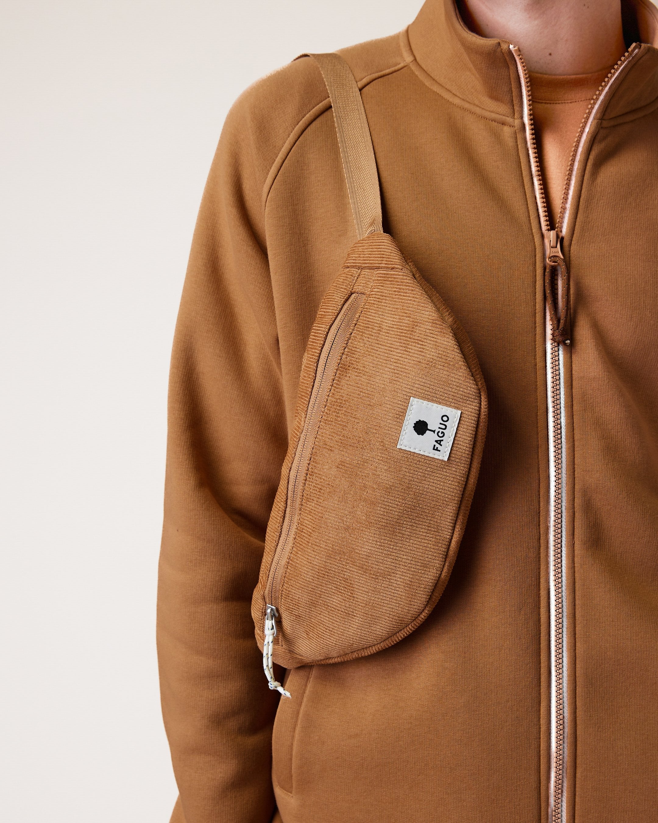 faguo-cambium-sac-banane-velours-camel-35x15cm image 2